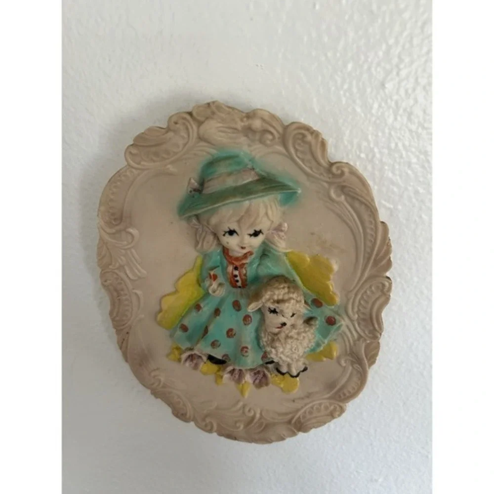 Vintage Oval Molded 3-D Wall Hanging Art Plaque Hand Painted RARE‎ Backside